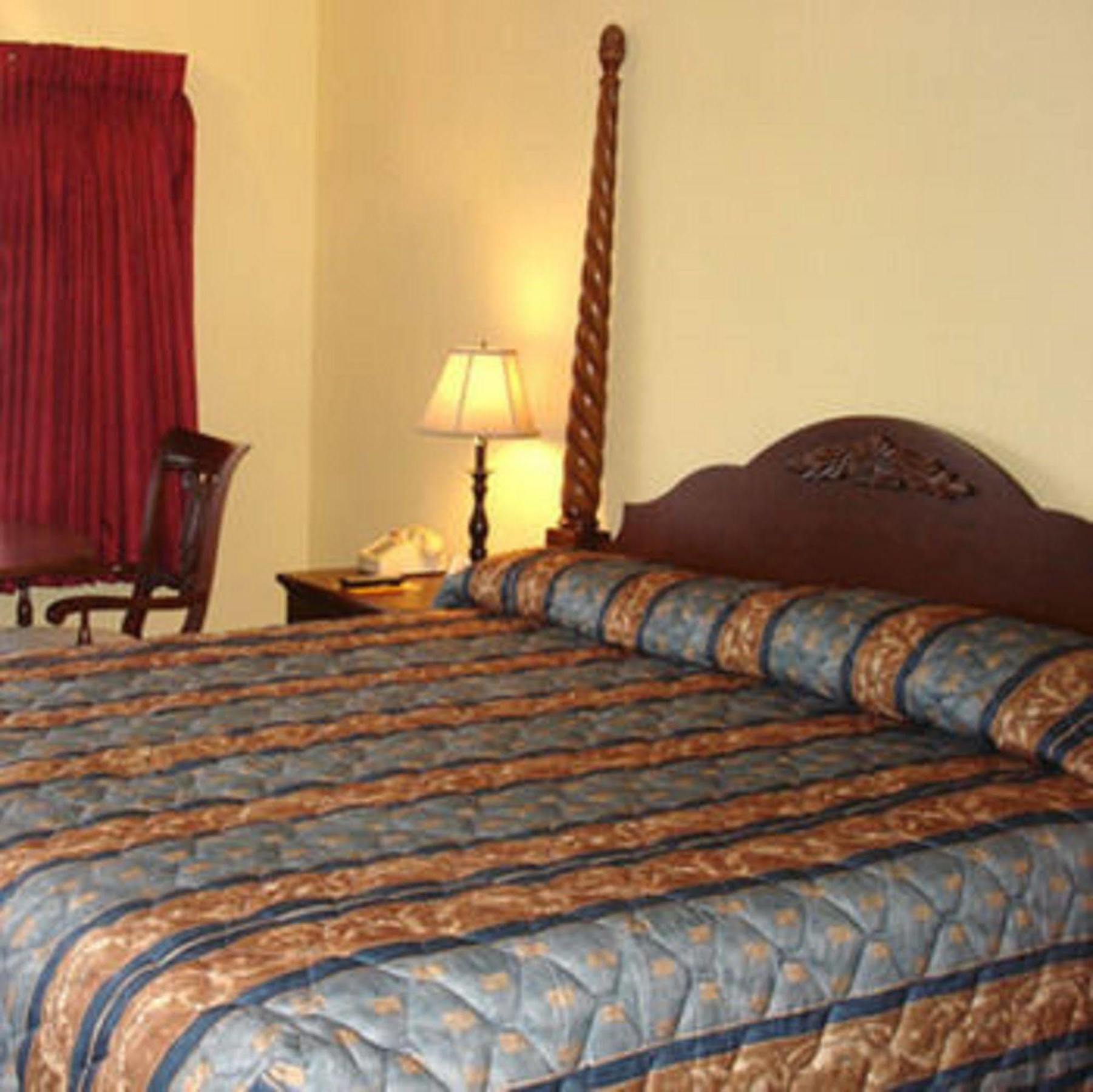 The Whispering Pines Motel- Whitestone White Stone Bilik gambar